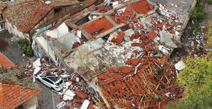 Balıkesir Sındırgı merkezli depremde yıkılan binaların enkazı kaldırılıyor