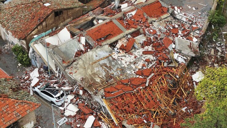 Balıkesir Sındırgı merkezli depremde yıkılan binaların enkazı kaldırılıyor