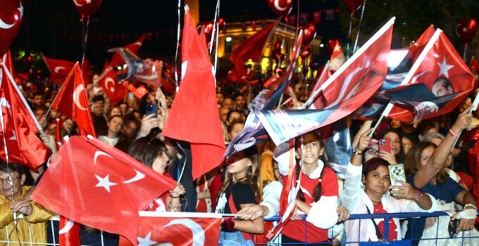 Bodrum’da binlerce kişi fener alayına katıldı