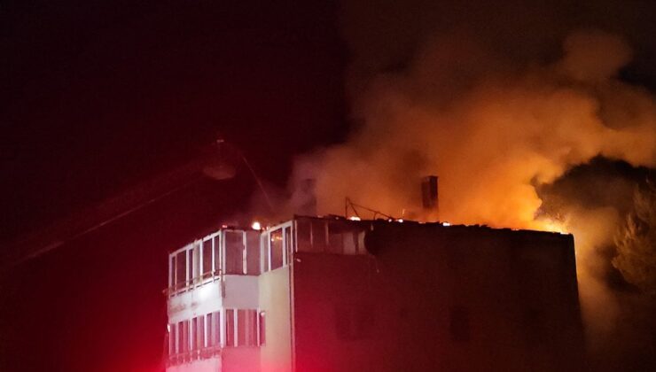 Çorum’da yıldırım isabet eden evde yangın çıktı