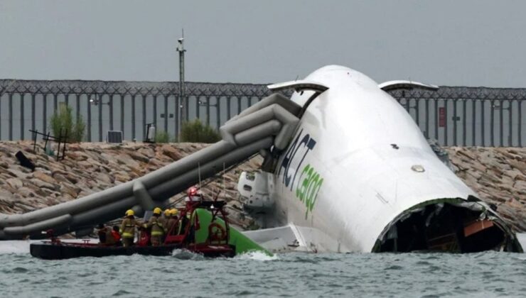 Denize düşen Türk uçağının çarptığı araçtakiler can verdi