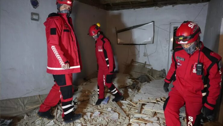 Düğün hazırlığı yapan ailenin üzerine evin tavanı çöktü