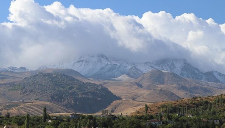 Erciyes Dağı’na kar yağdı: Hava sıcaklığı eksi 3 dereceye düştü