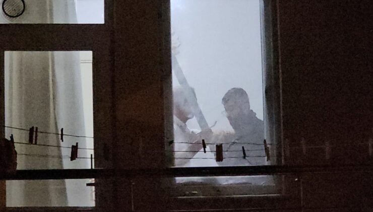 Evine çağırdığı arkadaşını kılıçla rehin aldı!