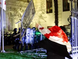 Gürcistan’da yer yerinden oynadı, protestocular Cumhurbaşkanlığı Sarayı’nı ele geçirmeye çalıştı