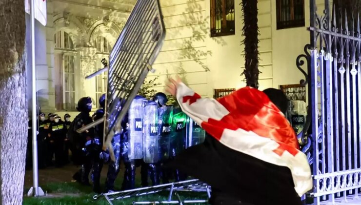 Gürcistan’da yer yerinden oynadı, protestocular Cumhurbaşkanlığı Sarayı’nı ele geçirmeye çalıştı