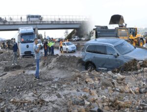 Hatay’da heyelan felaketi: Otoyol çöktü