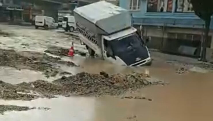 Hatay’da hortum! Araçlar çukurlara düştü