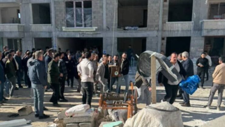 İkiye ayrılan asansörden düşen işçiler can verdi!