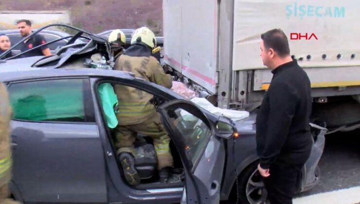 İstanbul’da feci kaza: Otomobil TIR’ın altında kaldı