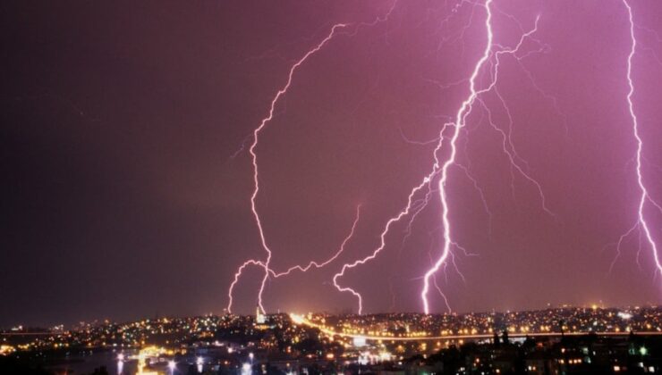 İstanbul’da yıldırımlar geceyi aydınlattı