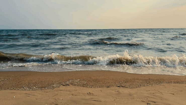 Karasu kumsalında çıplak erkek cesedi bulundu
