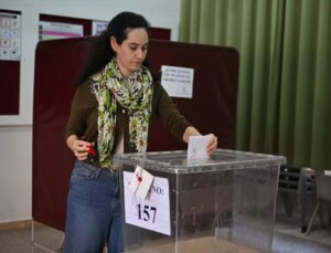 KKTC’de oy verme işlemi başladı! Bir aday saatler kala çekildi