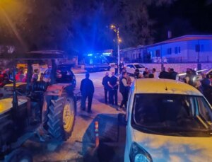 Köy meydanında iki arkadaşını av tüfeğiyle öldürdü