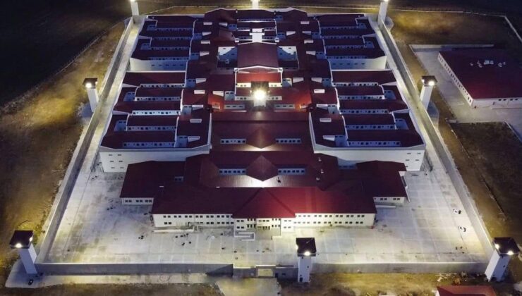 Kuyu tipi cezaevinde, aylardır iddianame bekliyorlar