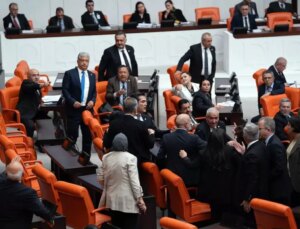 Meclis yine karıştı! Milletvekilleri birbirlerinin üzerine yürüdü