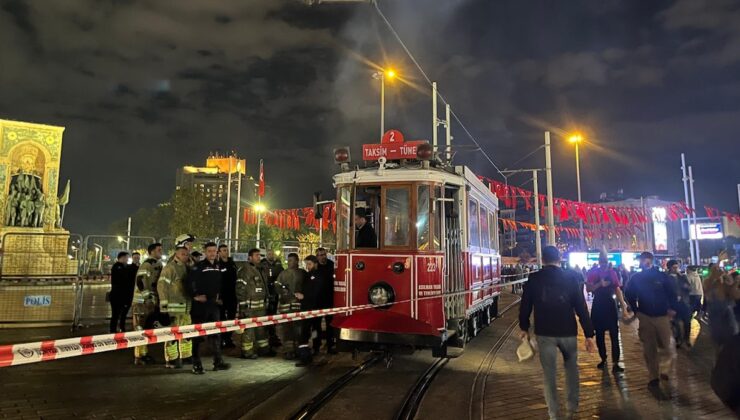 Nostaljik tramvay alev aldı: Yolcular büyük panik yaşadı