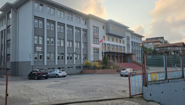 Okul tuvaletinde arkadaşının çenesini kırdı!