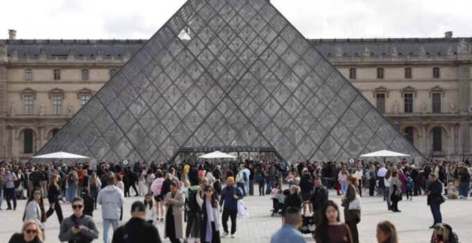 Olay iddia: Louvre Müzesi’ndeki değerli mücevherler Fransa Merkez Bankası’na taşındı