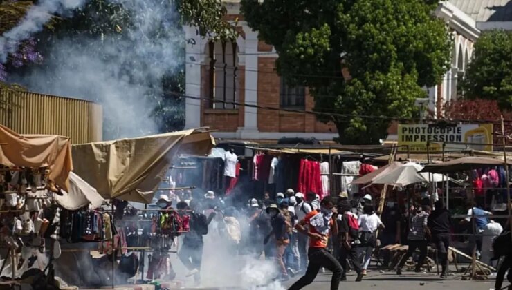 Protestolar Cumhurbaşkanı’nı yedi! Ülkeden apar topar kaçtı
