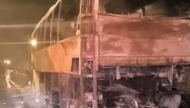 Seyir halindeki otobüs alev alev yandı: Yolcular tahliye edildi