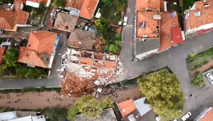 Sındırgı depreminde yıkılan binalar havadan görüntülendi