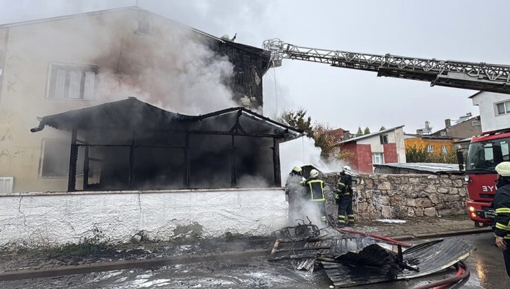 Sivas’ta yangında 2 katlı ev kullanılamaz hale geldi