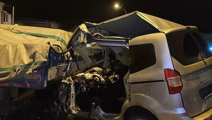 Sultanbeyli’de polisin ‘dur’ ihtarına uymayan sürücü, TIR’a çarptı: 1 ölü, 2 yaralı