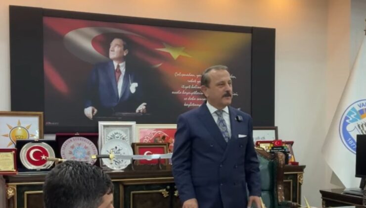 AKP’li belediyede skandal: Atatürk büstünü çöpün kenarına attılar