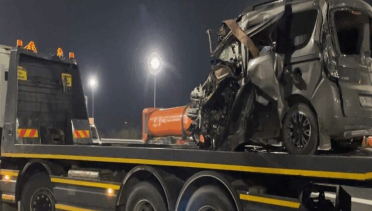 Arnavutköy’de feci kaza: Metal yığınına dönen araçta sıkıştı