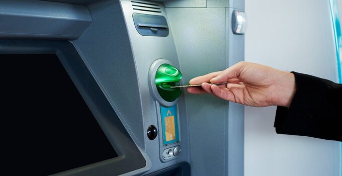 ATM’lerde ‘kara kutu’ vurgunu: Paraları boşaltıp gidiyorlar