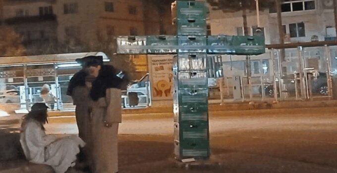 Bira kasalarıyla haç işareti yaptılar: Gözaltına alındılar