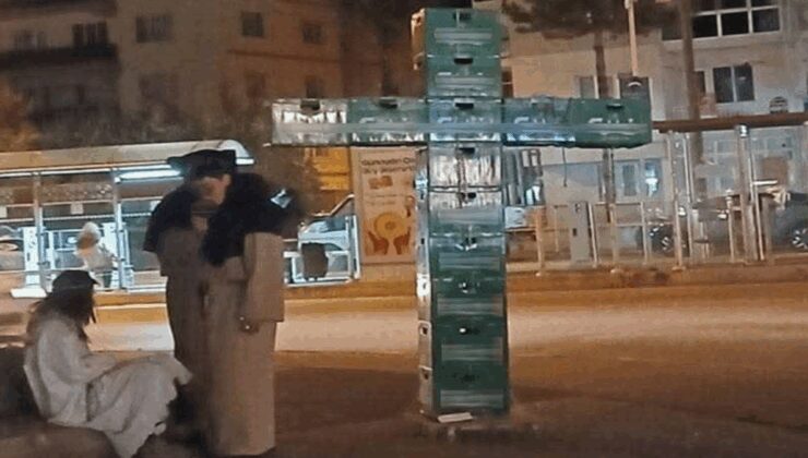 Bira kasalarıyla haç işareti yaptılar: Gözaltına alındılar