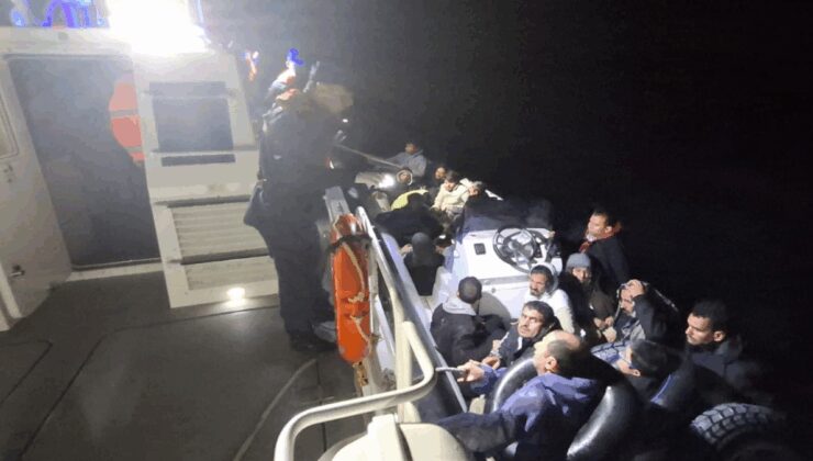 Bodrum açıklarında motor arızası yaşayan botta 21 göçmen kurtarıldı