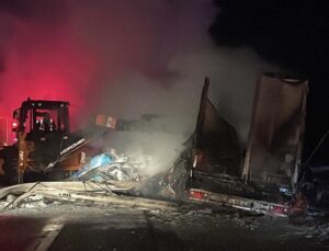 Bolu’da tekstil yüklü TIR alev aldı: D-100 Ankara yönü 3 saat kapandı