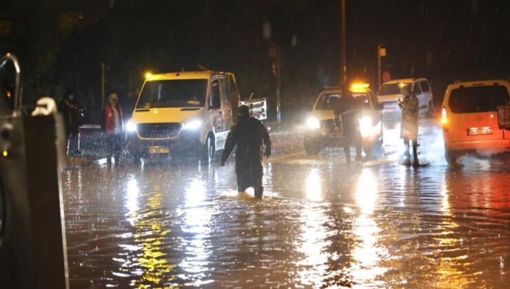Çeşme’yi sağanak vurdu: Ev ve iş yerlerini su bastı