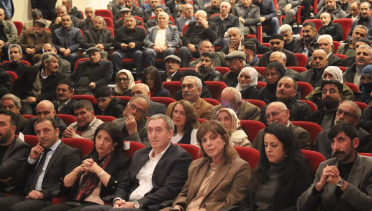 DEM’in toplantısında saygı duruşu ve İstiklal Marşı krizi