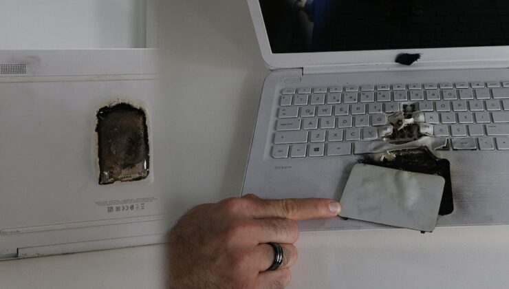 Dizüstü bilgisayar bomba gibi patladı, alevleri üfleyerek söndürmeye çalıştı