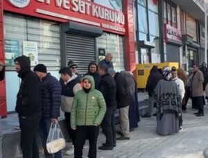 Dondurucu soğukta ucuz et kuyruğu