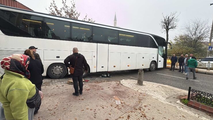 Edirne’de kayarak yolu kapatan otobüs trafiği kilitledi
