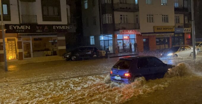 Eskişehir’de sağanak hayatı olumsuz etkiledi
