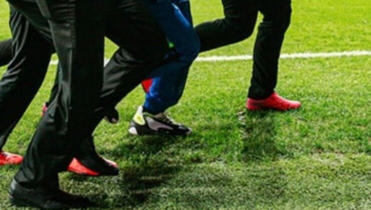 Futbolcular kavgaya tutuştu taraftarlar sahaya girdi!