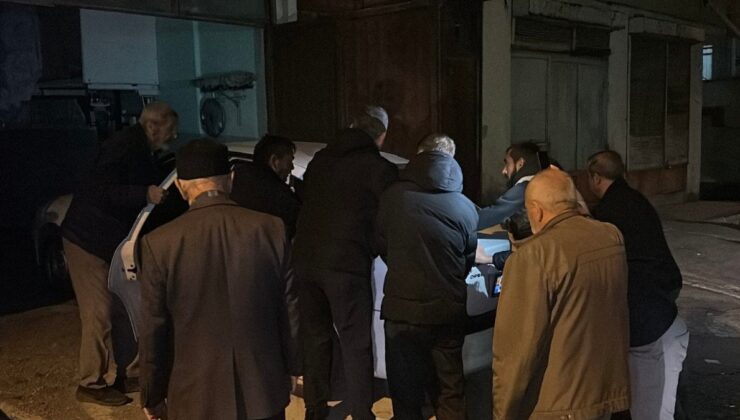 Garajda otomobilin içinde ölü bulundu