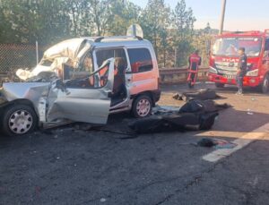 Hafif ticari araç, otoyolda kamyona çarptı; 3 kişi öldü