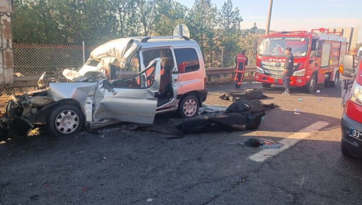 Hafif ticari araç, otoyolda kamyona çarptı; 3 kişi öldü