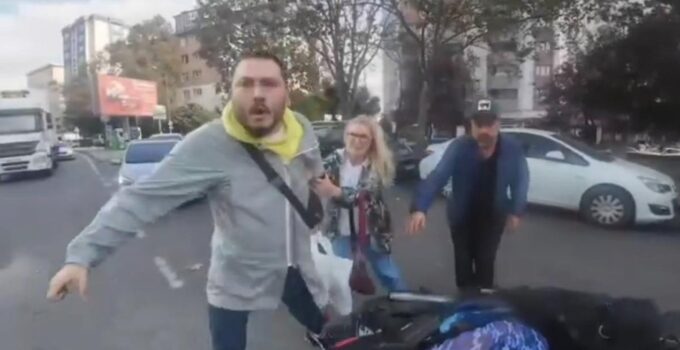 İstanbul’da motosikletli kişiye tekme tokat saldırı