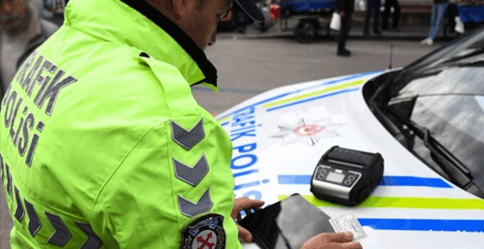Kağıthane’de trafiği birbirine katan sürücüye dudak uçuklatan para cezası