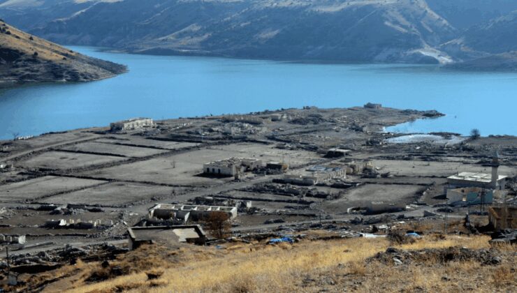 Kars’ta baraj sularının çekilmesiyle köy gün yüzüne çıktı