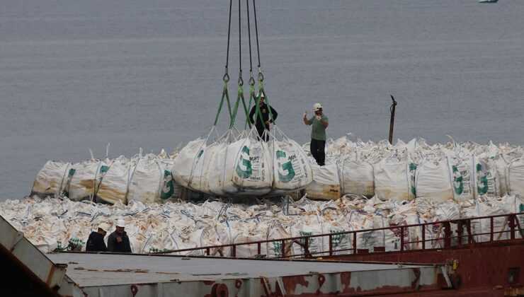 Kocaeli’de karaya oturan gemideki yükün tahliyesine başlandı