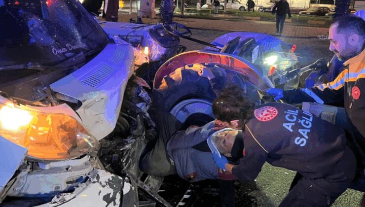 Manisa’da traktör ile çekici çarpıştı: 4 yaralı